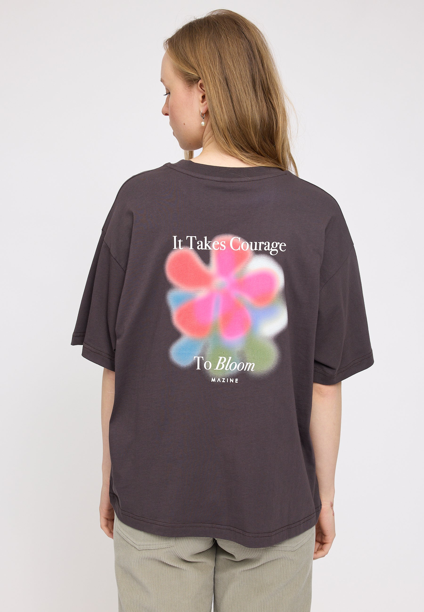 Julia ist 1,78 und trägt Größe S