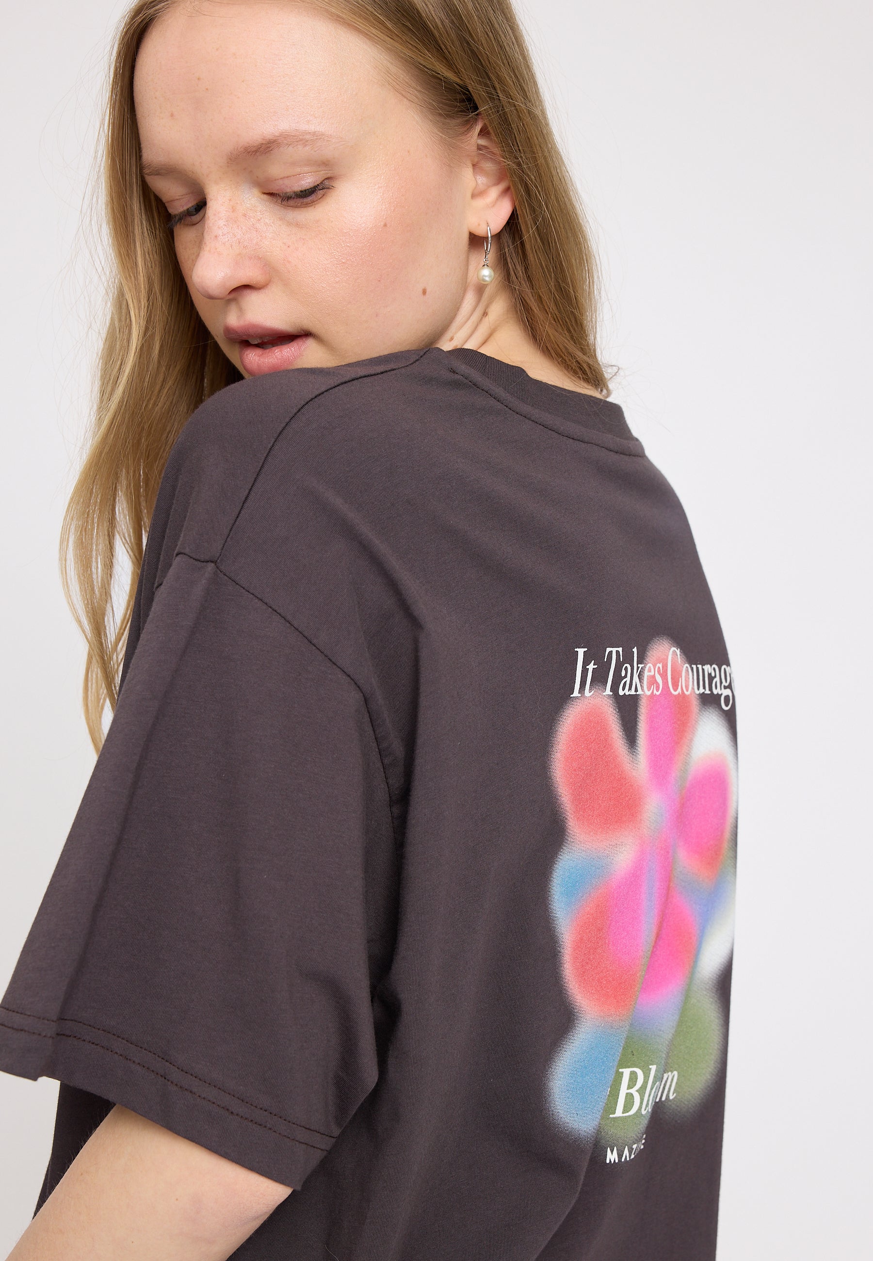 Julia ist 1,78 und trägt Größe S