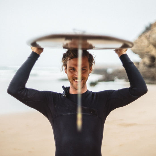 Jules-Ahoi-Surfer-und-Musiker-mit-Longboard-am-Strand